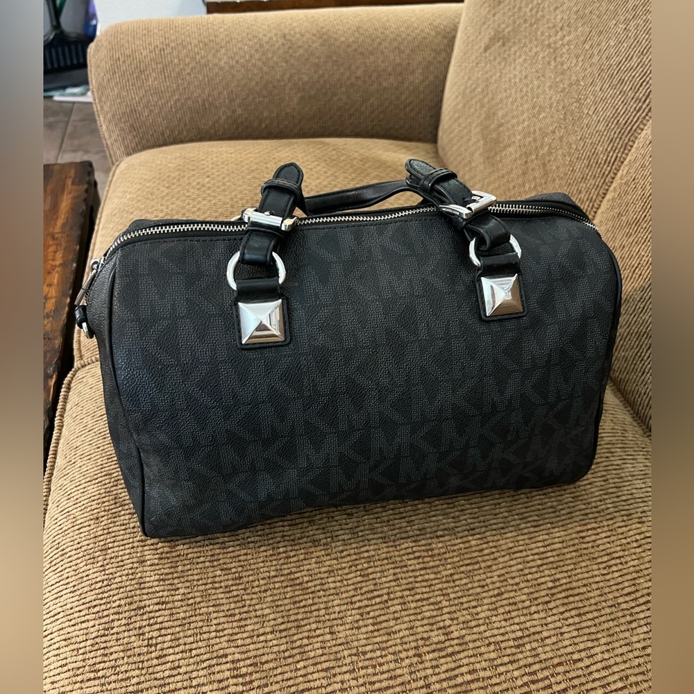 Large michael kors bag, black.